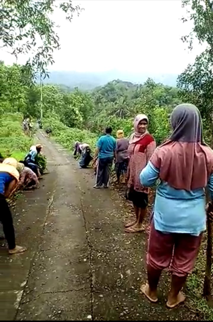 Kerja bakti wujud kepedulian lingkungan di Padukuhan Sambeng